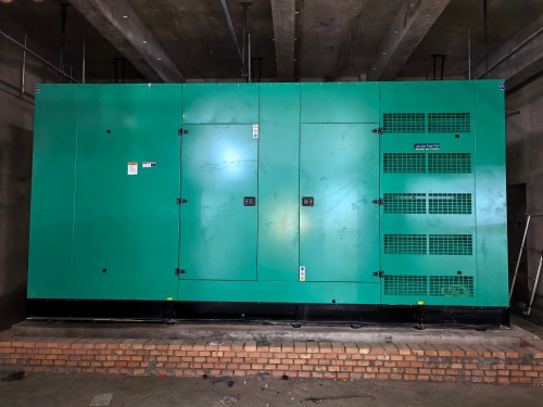 四川达州某办公大厦800KW静音发电机组安装现场